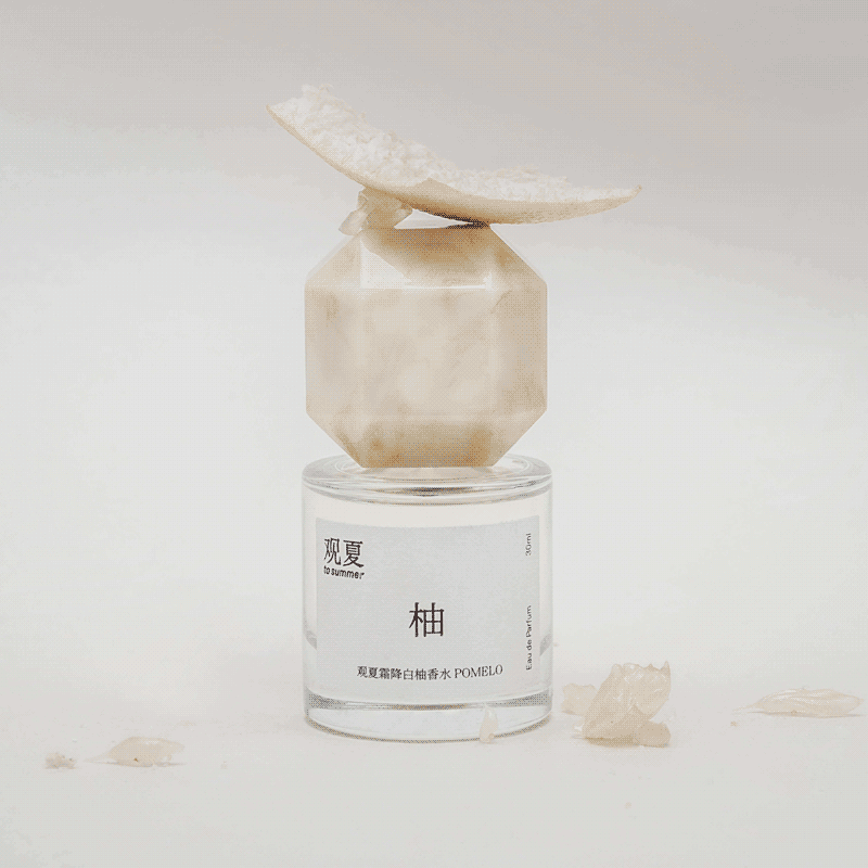 To Summer POMELO perfume bottle with fresh pulp on the cap, showing the natural juicy texture and purity.